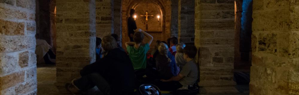 Elever lytter til fortællinger i Krypt Kirke