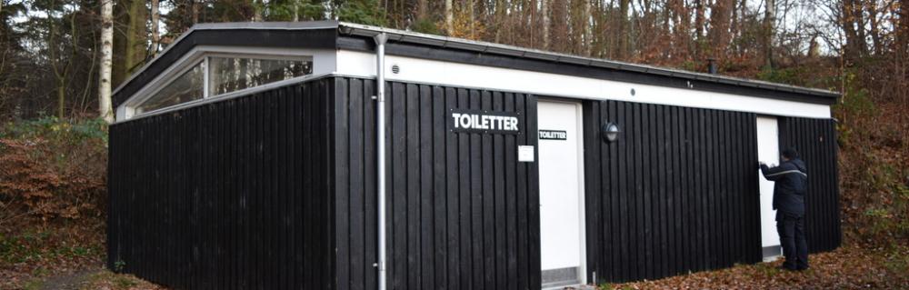 Toiletbygning indeholdende grejbasen