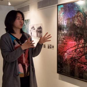 Den kinesiske kunstner Lijie Zhang fortæller om hendes værker i udstillingen Atheist.